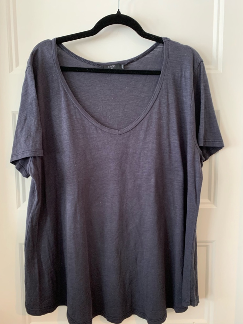 Studio Women's Relaxed Scoop Neck Tee in Charcoal